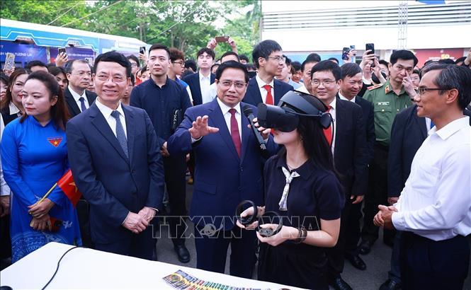 Thủ tướng Phạm Minh Chính tham quan trưng bày sản phẩm đổi mới sáng tạo và chuyển đổi số”. Ảnh: Dương Giang-TTXVN
