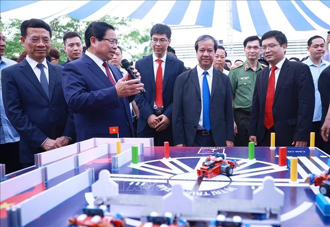 Thủ tướng Phạm Minh Chính tham quan trưng bày sản phẩm đổi mới sáng tạo và chuyển đổi số”. Ảnh: Dương Giang-TTXVN
