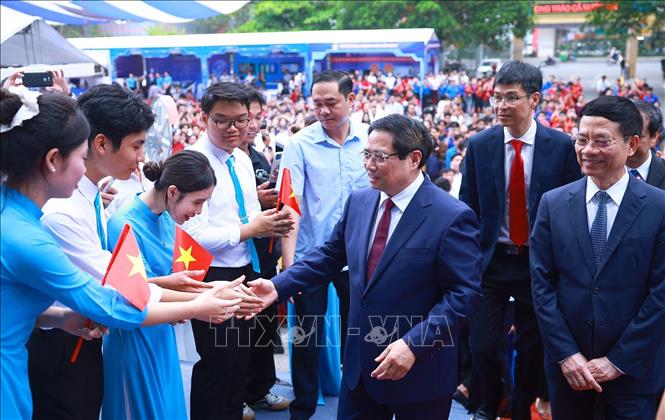 Thủ tướng Phạm Minh Chính với sinh viên tham dự Lễ phát động Phong trào “Cả nước thi đua đổi mới sáng tạo và chuyển đổi số”. Ảnh: Dương Giang-TTXVN
