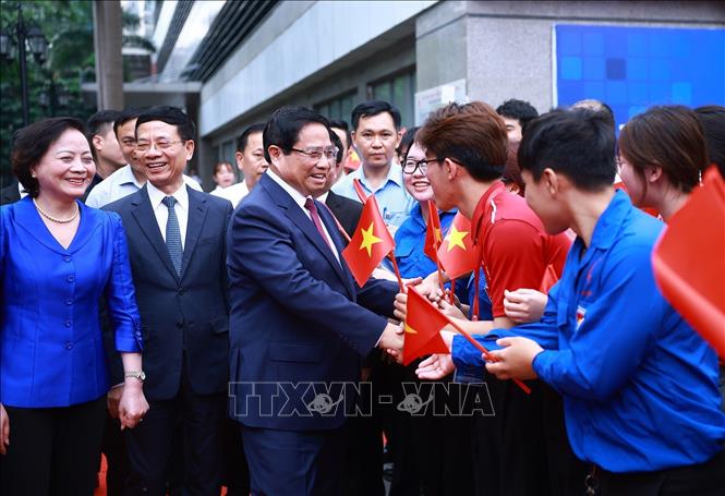 Thủ tướng Phạm Minh Chính với sinh viên tham dự Lễ phát động Phong trào “Cả nước thi đua đổi mới sáng tạo và chuyển đổi số”. Ảnh: Dương Giang-TTXVN
