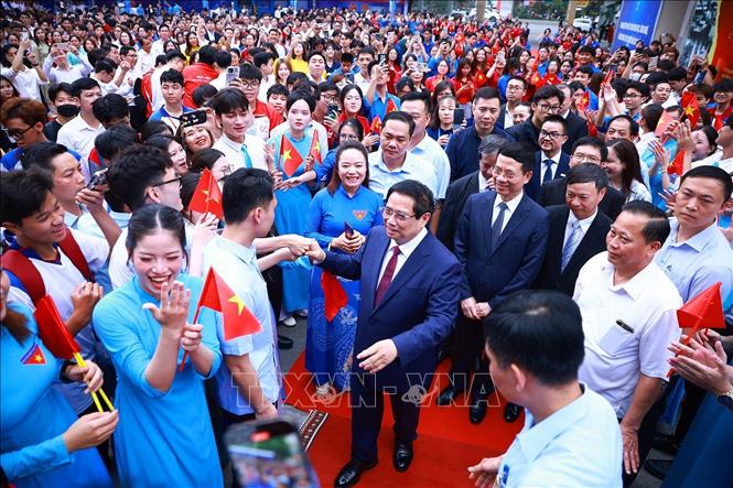 Thủ tướng Phạm Minh Chính với sinh viên tham dự Lễ phát động Phong trào “Cả nước thi đua đổi mới sáng tạo và chuyển đổi số”. Ảnh: Dương Giang-TTXVN
