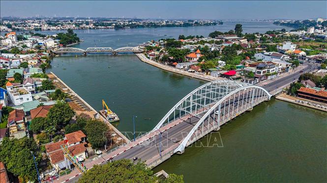 Cầu Hiệp Hoà bắc qua sông Đồng Nai, nối trung tâm thành phố Biên Hoà với Cù lao Phố. Ảnh: Hoàng Hiếu - TTXVN