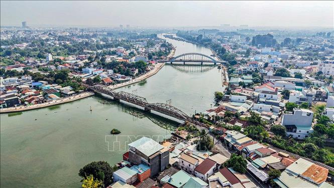 Cầu Rạch Cát (trước) và cầu Hiệp Hoà giúp kết nối thành phố Biên Hoà với Cù lao Phố. Ảnh: Hoàng Hiếu - TTXVN