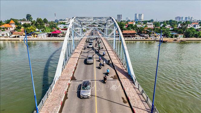 Cầu Hiệp Hoà bắc qua sông Đồng Nai, giúp kết nối giao thông giữa trung tâm thành phố Biên Hoà với Cù lao Phố. Ảnh: Hoàng Hiếu - TTXVN