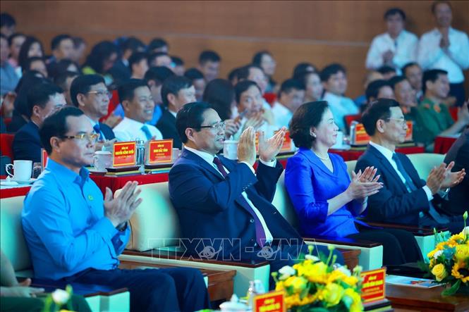 Thủ tướng Phạm Minh Chính và các đại biểu tham dự Lễ phát động Phong trào “Cả nước thi đua đổi mới sáng tạo và chuyển đổi số”. Ảnh: Dương Giang-TTXVN
