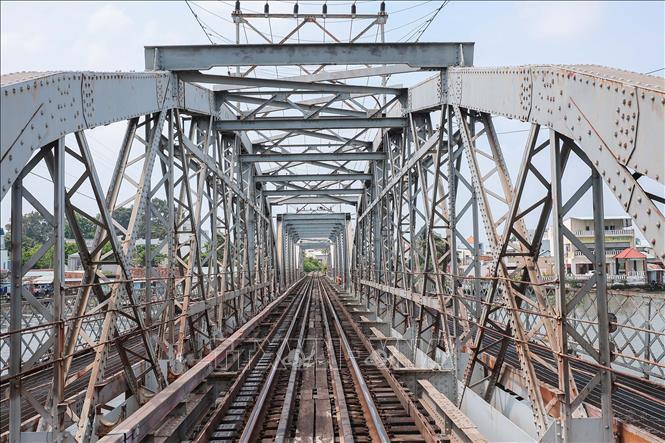 Cầu cổ Rạch Cát đã có tuổi thọ trên 120 năm, là cây cầu sắt gồm 3 nhịp bắc qua nhánh sông Đồng Nai. Ảnh: Hoàng Hiếu - TTXVN