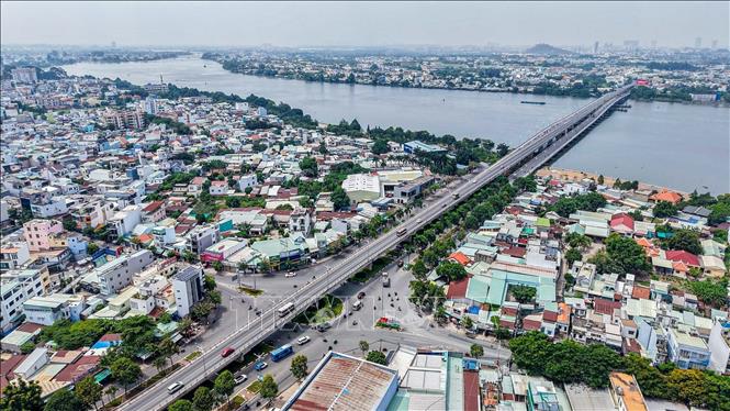 Cầu Hoá An là công trình giao thông quan trọng, giúp kết nối thành phố Biên Hoà với các tỉnh lân cận. Ảnh: Hoàng Hiếu - TTXVN