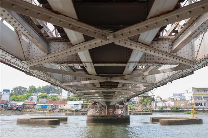 Cầu Rạch Cát được thiết kế bởi kiến trúc sư người Pháp Gustave Eiffel, các nhịp cầu và dầm cầu gắn kết với nhau bằng những chiếc đinh tán thủ công. Ảnh: Hoàng Hiếu - TTXVN