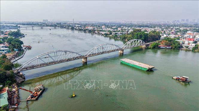 Những nhịp cầu nối đôi bờ sông Đồng Nai, giúp giao thông thuận lợi, góp phần phát triển kinh tế - xã hội thành phố Biên Hoà. Ảnh: Hoàng Hiếu - TTXVN