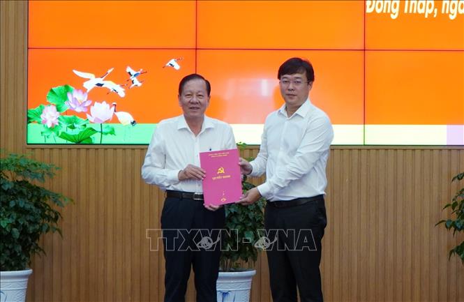 Bí thư Tỉnh ủy Đồng Tháp Lê Quốc Phong trao Quyết định của Ban Bí thư chuẩn y ông Phan Văn Hợp giữ chức Chủ nhiệm Ủy ban Kiểm tra Tỉnh ủy Đồng Tháp nhiệm kỳ 2020 - 2025. Ảnh: Nhựt An - TTXVN               