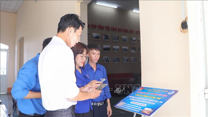 Khu di tích được số hóa giúp du khách tiện lợi trong tra cứu thông tin. Ảnh: Hồng Thái - TTXVN