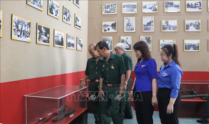 Các cựu chiến binh, đoàn viên, thanh niên tham quan khu di tích. Ảnh: Hồng Thái - TTXVN