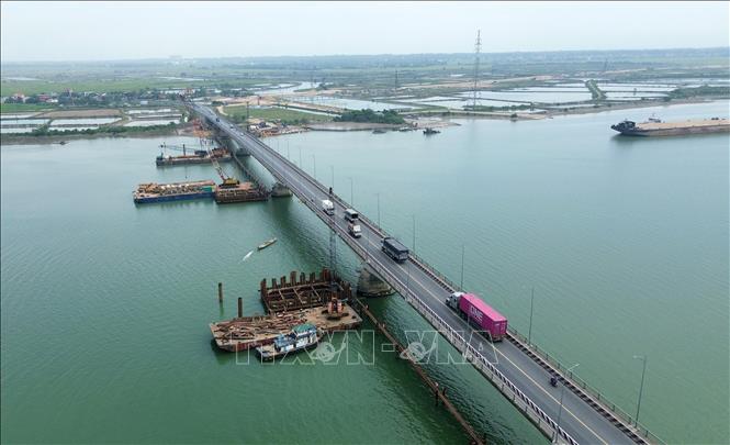 Cầu Quán Hàu bắc qua sông Nhật Lệ trên Quốc lộ 1, dài 1,5 km, rộng 12 m, điểm đầu tại Km670+613 thuộc địa phận thị trấn Quán Hàu, huyện Quảng Ninh, điểm cuối tại Km672+386 thuộc địa phận xã Võ Ninh, huyện Quảng Ninh. Ảnh: Quốc Khánh - TTXVN