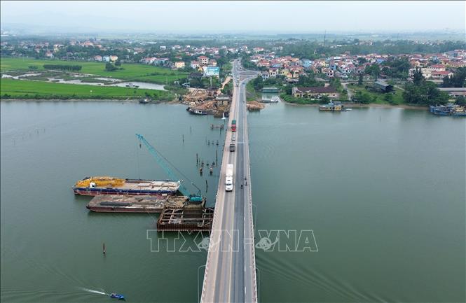 Cầu Quán Hàu bắc qua sông Nhật Lệ trên Quốc lộ 1, dài 1,5 km, rộng 12 m, điểm đầu tại Km670+613 thuộc địa phận thị trấn Quán Hàu, huyện Quảng Ninh, điểm cuối tại Km672+386 thuộc địa phận xã Võ Ninh, huyện Quảng Ninh. Ảnh: Quốc Khánh - TTXVN