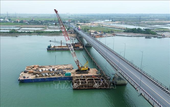 Cầu Gianh bắc qua sông Gianh trên Quốc lộ 1, dài 2,1 km, điểm đầu tại Km624+799 thuộc địa phận thị xã Ba Đồn, điểm cuối tại Km626+901 thuộc địa phận xã Hạ Trạch, huyện Bố Trạch. Ảnh: Quốc Khánh - TTXVN