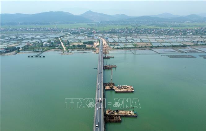 Cầu Gianh bắc qua sông Gianh trên Quốc lộ 1, dài 2,1 km, điểm đầu tại Km624+799 thuộc địa phận thị xã Ba Đồn, điểm cuối tại Km626+901 thuộc địa phận xã Hạ Trạch, huyện Bố Trạch, chạy song hành với cầu Gianh cũ, dự kiến sẽ thông xe vào tháng 12/2025. Ảnh: Quốc Khánh - TTXVN