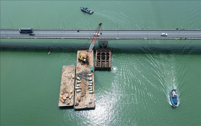 Cầu Gianh bắc qua sông Gianh trên Quốc lộ 1, dài 2,1 km, điểm đầu tại Km624+799 thuộc địa phận thị xã Ba Đồn, điểm cuối tại Km626+901 thuộc địa phận xã Hạ Trạch, huyện Bố Trạch. Ảnh: Quốc Khánh - TTXVN