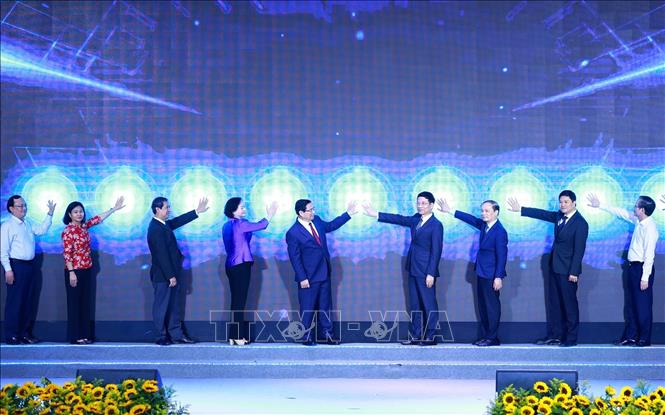 Thủ tướng Phạm Minh Chính và các đại biểu phát động Phong trào “Cả nước thi đua đổi mới sáng tạo và chuyển đổi số”. Ảnh: Dương Giang-TTXVN