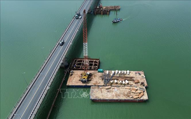 Cầu Gianh bắc qua sông Gianh trên Quốc lộ 1, dài 2,1km, điểm đầu tại Km624+799 thuộc địa phận thị xã Ba Đồn, điểm cuối tại Km626+901 thuộc địa phận xã Hạ Trạch, huyện Bố Trạch. Ảnh: Quốc Khánh - TTXVN