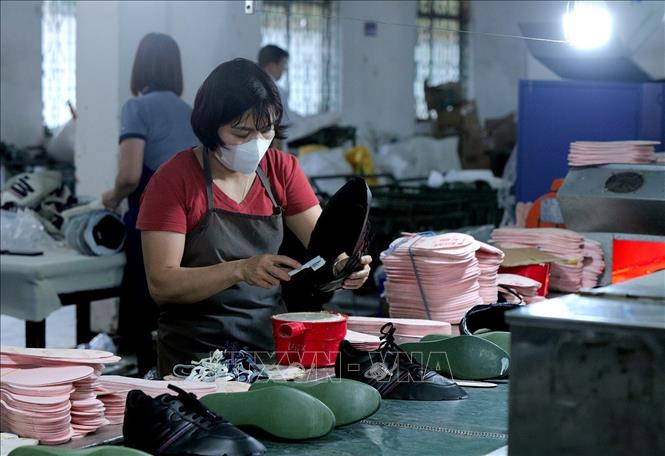 Sản xuất giày tại Công ty CP Giày Vĩnh Phú, huyện Cẩm Khê. Ảnh: Tuấn Anh - TTXVN