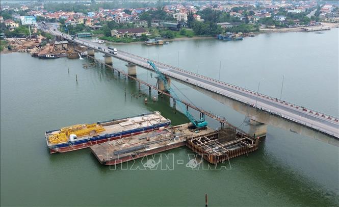 Cầu Quán Hàu bắc qua sông Nhật Lệ trên Quốc lộ 1, dài 1,5km, điểm đầu tại Km670+613 thuộc địa phận thị trấn Quán Hàu, huyện Quảng Ninh, điểm cuối tại Km672+386 thuộc địa phận xã Võ Ninh, huyện Quảng Ninh, đang được nhà thầu thi công phần cọc khoan nhồi, bệ trụ, thân trụ. Ảnh: Quốc Khánh - TTXVN