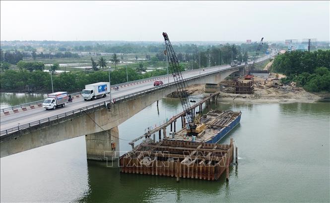 Cầu Quán Hàu bắc qua sông Nhật Lệ trên Quốc lộ 1, dài 1,5km, điểm đầu tại Km670+613 thuộc địa phận thị trấn Quán Hàu, huyện Quảng Ninh, điểm cuối tại Km672+386 thuộc địa phận xã Võ Ninh, huyện Quảng Ninh, đang được nhà thầu thi công phần cọc khoan nhồi, bệ trụ, thân trụ. Ảnh: Quốc Khánh - TTXVN 