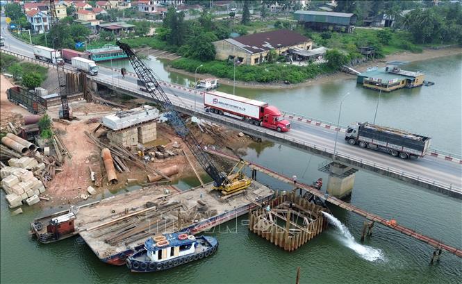 Cầu Quán Hàu bắc qua sông Nhật Lệ trên Quốc lộ 1, dài 1,5km, điểm đầu tại Km670+613 thuộc địa phận thị trấn Quán Hàu, huyện Quảng Ninh, điểm cuối tại Km672+386 thuộc địa phận xã Võ Ninh, huyện Quảng Ninh đang được nhà thầu thi công phần cọc khoan nhồi, bệ trụ, thân trụ. Ảnh: Quốc Khánh - TTXVN