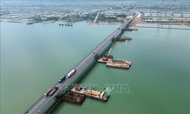 Cầu Gianh bắc qua sông Gianh trên Quốc lộ 1, dài 2,1 km, song hành với cầu Gianh cũ, dự kiến sẽ thông xe vào tháng 12/2025. Ảnh: Quốc Khánh - TTXVN