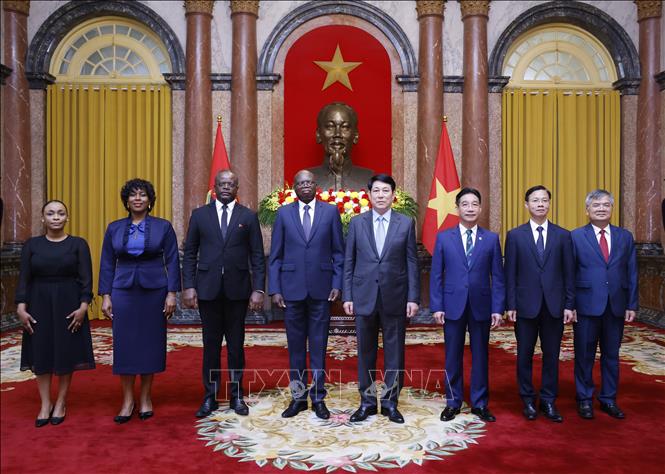 Chủ tịch nước Lương Cường với Đại sứ Cộng hoà Angola tại Việt Nam Fernando Miguel và các đại biểu. Ảnh: Lâm Khánh – TTXVN