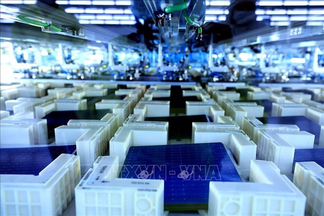 Sản phẩm tấm pin năng lượng mặt trời được sản xuất tại Công ty TNHH Toyo Solar, khu công nghiệp Cẩm Khê, huyện Cẩm Khê. Ảnh: Tuấn Anh - TTXVN