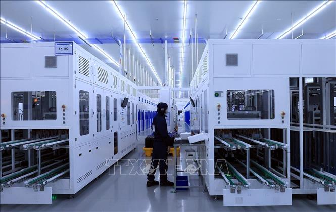 Dây chuyền sản xuất pin năng lượng mặt trời tại Công ty TNHH Toyo Solar (100% vốn của Trung Quốc), khu công nghiệp Cẩm Khê, huyện Cẩm Khê. Ảnh: Tuấn Anh - TTXVN