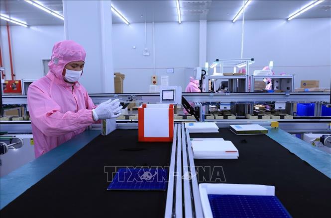 Đóng gói sản phẩm tấm pin năng lượng mặt trời tại Công ty TNHH Toyo Solar (100% vốn của Trung Quốc), khu công nghiệp Cẩm Khê, huyện Cẩm Khê. Ảnh: Tuấn Anh - TTXVN