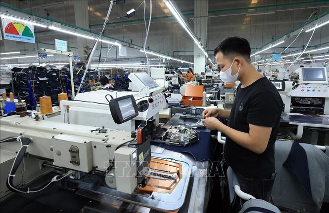 Dây chuyền sản xuất quần áo tại Công ty TNHH YI DA Việt Nam, khu công nghiệp Cẩm Khê, huyện Cẩm Khê. Ảnh: Tuấn Anh - TTXVN