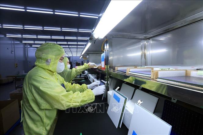 Dây chuyền đóng gói sản phẩm pin năng lượng mặt trời tại Công ty TNHH Toyo Solar (100% vốn của Trung Quốc), khu công nghiệp Cẩm Khê, huyện Cẩm Khê. Ảnh: Tuấn Anh - TTXVN