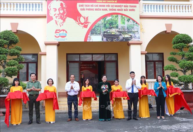 Đại biểu thực hiện nghi thức khai mạc Triển lãm. Ảnh: Lê Thúy Hằng – TTXVN