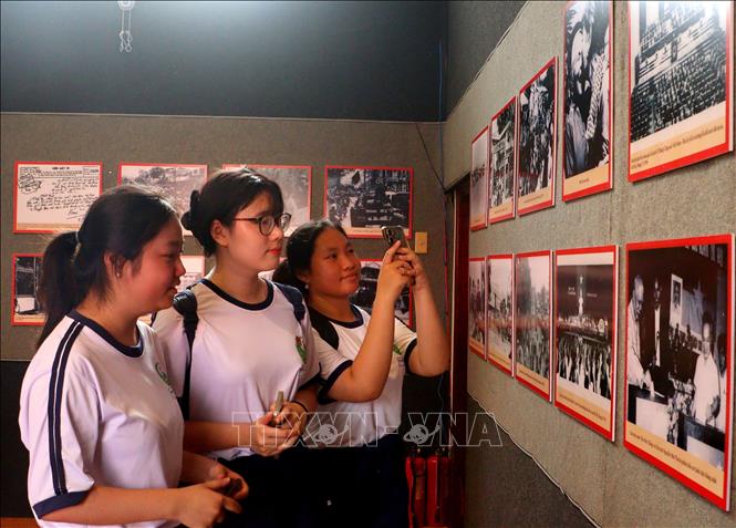 Học sinh tham quan Triển lãm. Ảnh: Lê Thúy Hằng – TTXVN. 