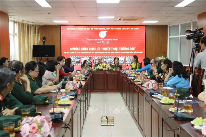 Gần 100 đại biểu tham dự trực tiếp cùng đông đảo người dân thủ đô theo chương trình trực tiếp. Ảnh: TTXVN phát 