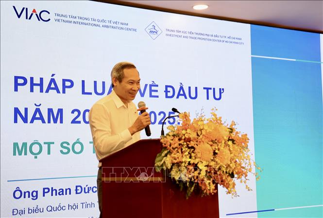 Ông Phan Đức Hiếu, Ủy viên Ủy ban Kinh tế và Tài chính Quốc hội thông tin các thay đổi chính sách đầu tư tại hội thảo. Ảnh: Xuân Anh – TTXVN
