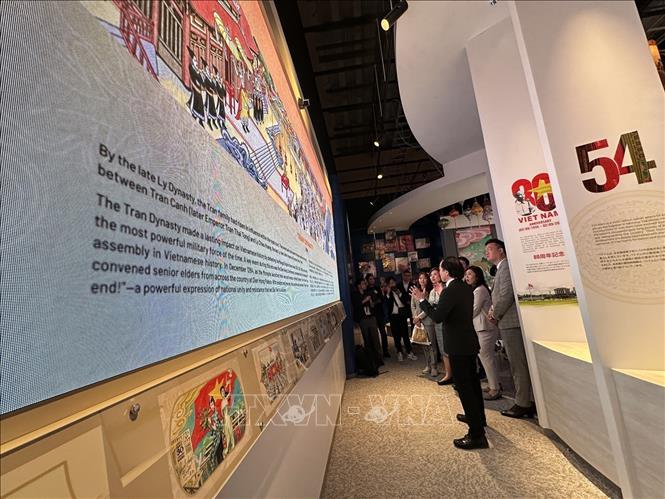 Đại diện Việt Nam tại EXPO 2025 giới thiệu với du khách  4.000 năm lịch sử và văn hóa Việt Nam được thể hiện đậm nét và hấp dẫn thông qua các nền tảng công nghệ hiện đại. Ảnh: Nguyễn Tuyến - Pv TTXVN tại Nhật Bản 