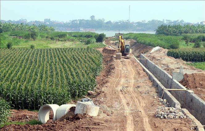 Hệ thống thủy lợi thuộc xã Tân Hưng, thành phố Hưng Yên đang được đầu tư, xây dựng. Ảnh: Đinh Văn Nhiều-TTXVN