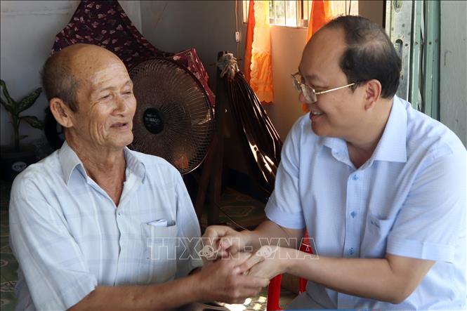 Bí thư Tỉnh ủy Cà Mau Nguyễn Hồ Hải thăm gia đình thương binh Bùi Văn Dương. Ảnh: Kim Há - TTXVN 