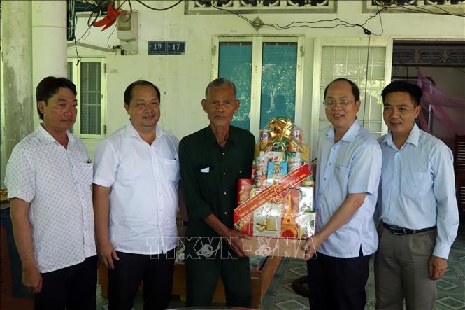 Bí thư Tỉnh ủy Cà Mau Nguyễn Hồ Hải tặng quà cho thương binh Trần Hoàng Ân, ấp Vàm Xáng, xã Phú Mỹ, huyện Phú Tân. Ảnh: Kim Há - TTXVN  