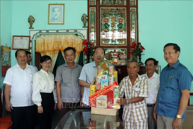 Bí thư Tỉnh ủy Cà Mau Nguyễn Hồ Hải tặng quà cho thương binh Phan Văn Hoàng, ấp Chà Là, xã Phú Thuận, huyện Phú Tân. Ảnh: Kim Há - TTXVN  