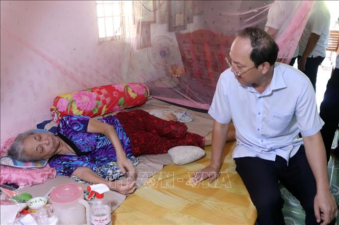 Bí thư Tỉnh ủy Cà Mau Nguyễn Hồ Hải thăm hỏi gia đình chính sách tại xã Phú Mỹ, huyện Phú Tân. Ảnh: Kim Há - TTXVN  