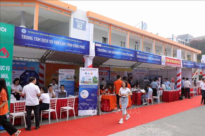 Hội chợ việc làm Vĩnh Phúc 2025 có 30 gian hàng của các doanh nghiệp, đơn vị tuyển dụng, trường nghề trên địa bàn. Ảnh: Hoàng Hùng – TTXVN