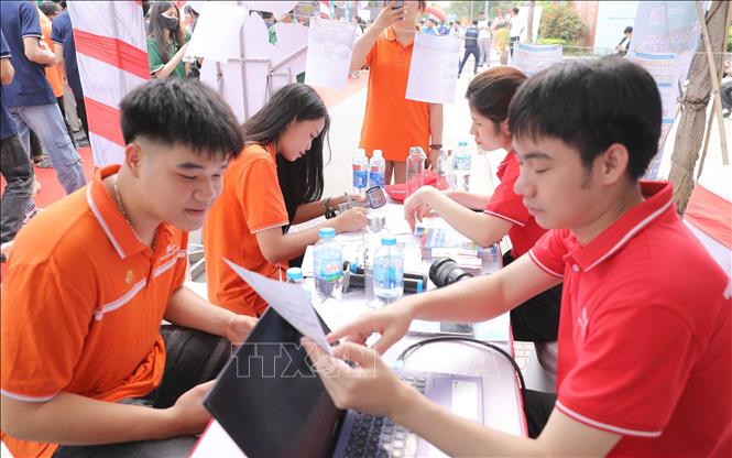 Hội chợ việc làm Vĩnh Phúc 2025 thu hút hàng trăm học sinh, sinh viên, người lao động đến tìm việc. Ảnh: Hoàng Hùng - TTXVN
