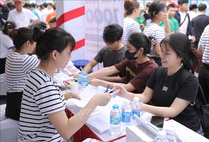 Học sinh, sinh viên Vĩnh Phúc sôi nổi tham gia Hội chợ việc làm Vĩnh Phúc 2025  Ảnh: Hoàng Hùng - TTXVN