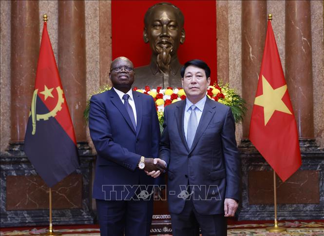 State President Luong Cuong receives Ambassador of Angola Fernando Miguel. VNA Photo: Lâm Khánh 
