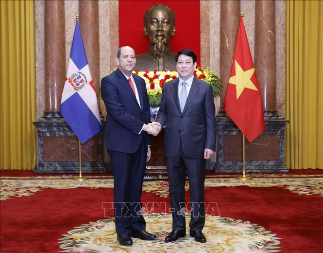 State President Luong Cuong receives Ambassador of Dominica Reinaldo Rafael Espinal Nunez. VNA Photo: Lâm Khánh 