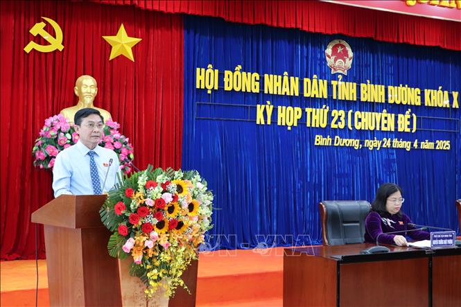 Ông Nguyễn Văn Lộc, Chủ tịch HĐND tỉnh Bình Dương phát biểu tại kỳ họp. Ảnh: Văn Hướng - TTXVN